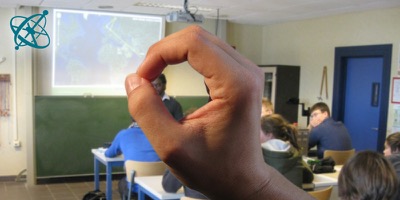 Sciensation hands-on experiment for school: The dominant eye ( biology, senses, vision, perception, left-handed, right-handed, critical thinking)